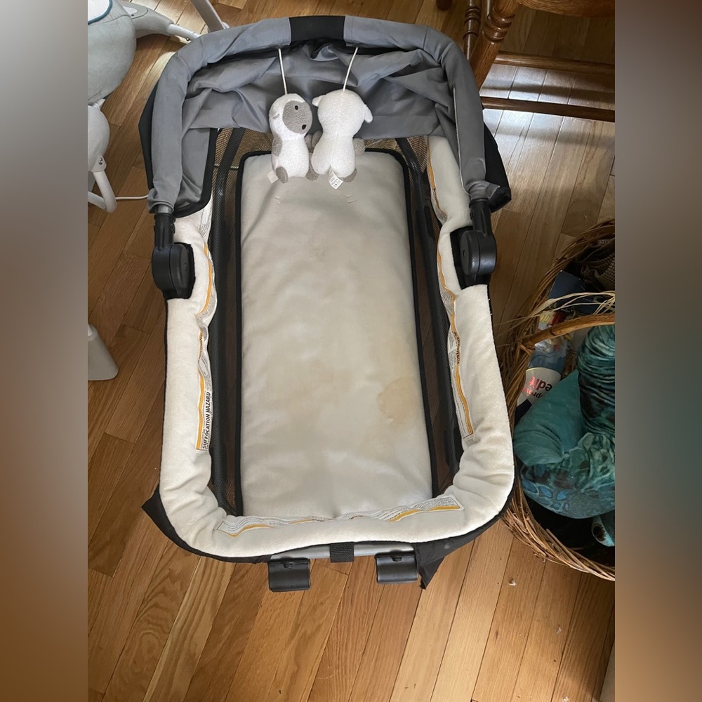 Baby trend bedside stationary bassinet